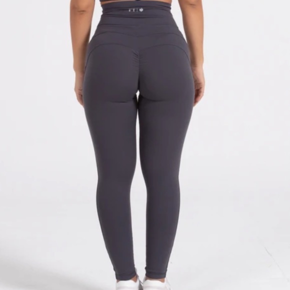 For the peach leggings, good condition only worn 3 times - Picture 4 of 5